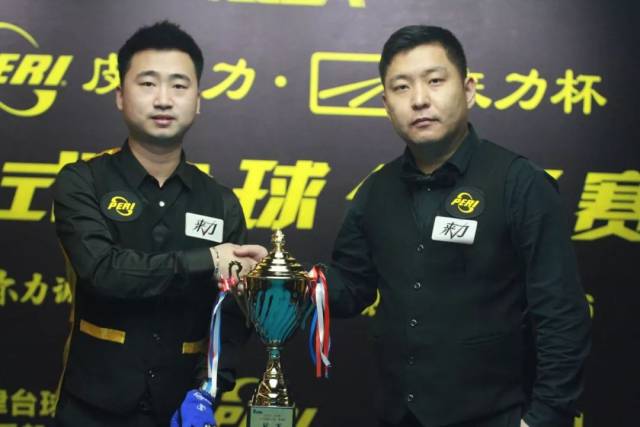 强行摆脱两 强行摆脱两